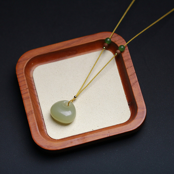 Ogrlica: Prirodni Hetian jade, mali privjesak u obliku školskog ruksaka, unisex, prirodni stil, Dream Zheng Crystal marka