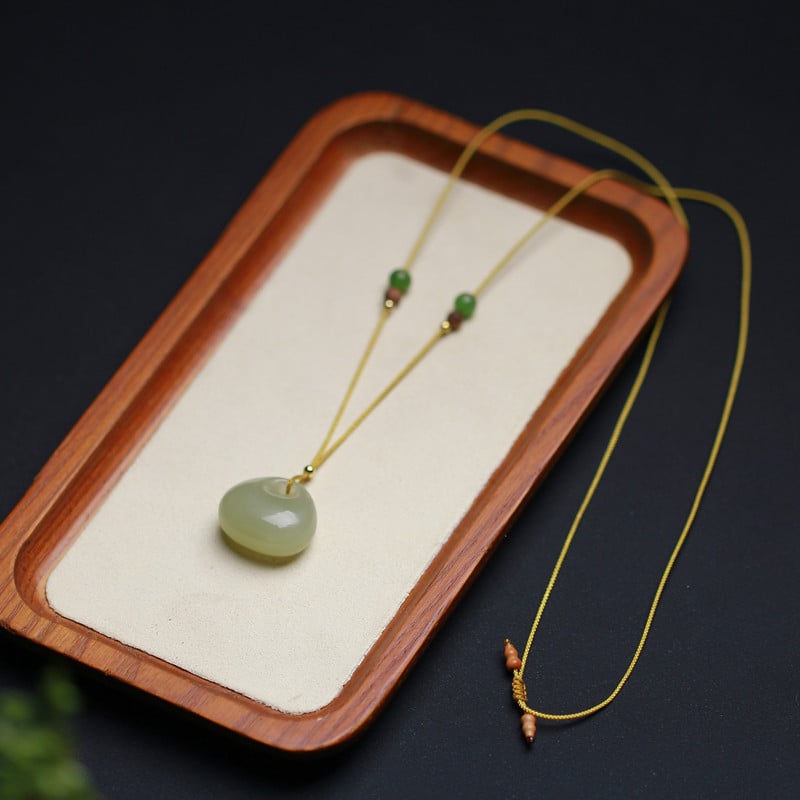 Ogrlica: Prirodni Hetian jade, mali privjesak u obliku školskog ruksaka, unisex, prirodni stil, Dream Zheng Crystal marka
