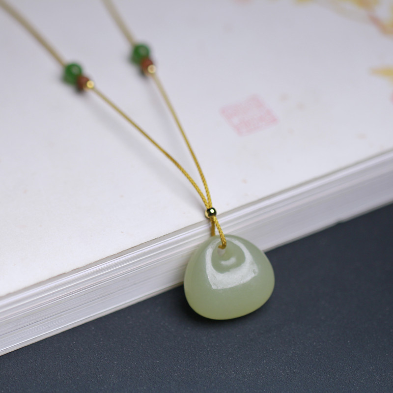 Ogrlica: Prirodni Hetian jade, mali privjesak u obliku školskog ruksaka, unisex, prirodni stil, Dream Zheng Crystal marka
