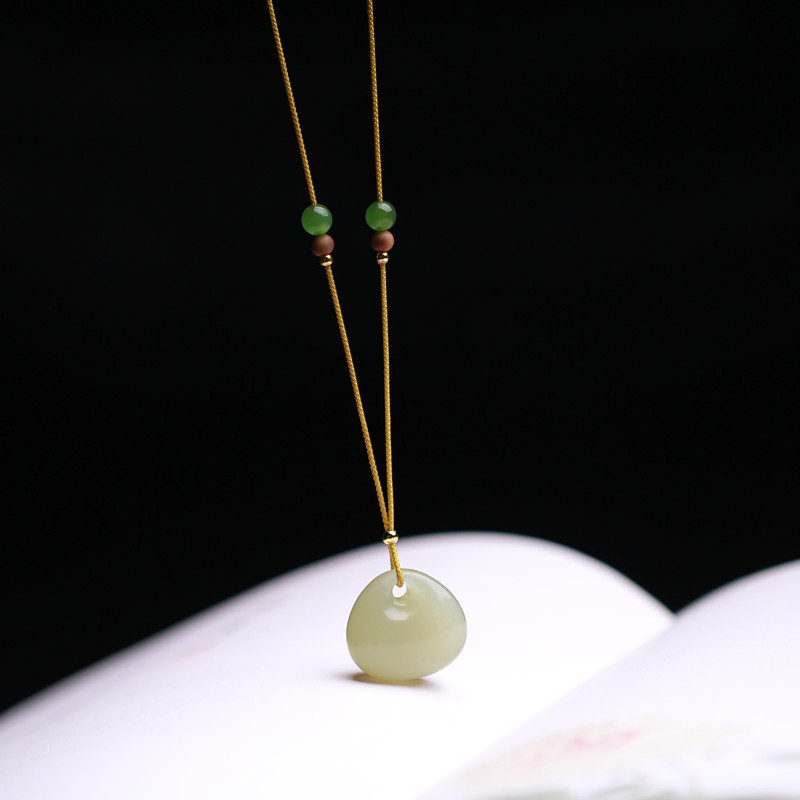 Ogrlica: Prirodni Hetian jade, mali privjesak u obliku školskog ruksaka, unisex, prirodni stil, Dream Zheng Crystal marka