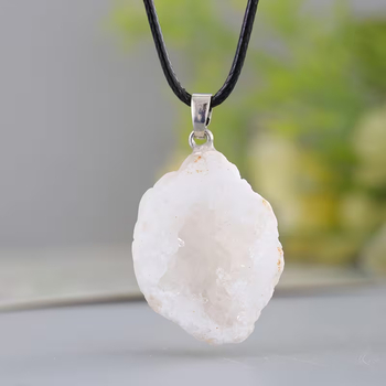 Colier cu cristal alb, fără pietre laterale, stil niche, lansare primăvara 2025.