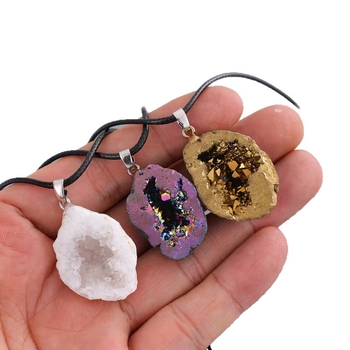 Colier cu cristal alb, fără pietre laterale, stil niche, lansare primăvara 2025.