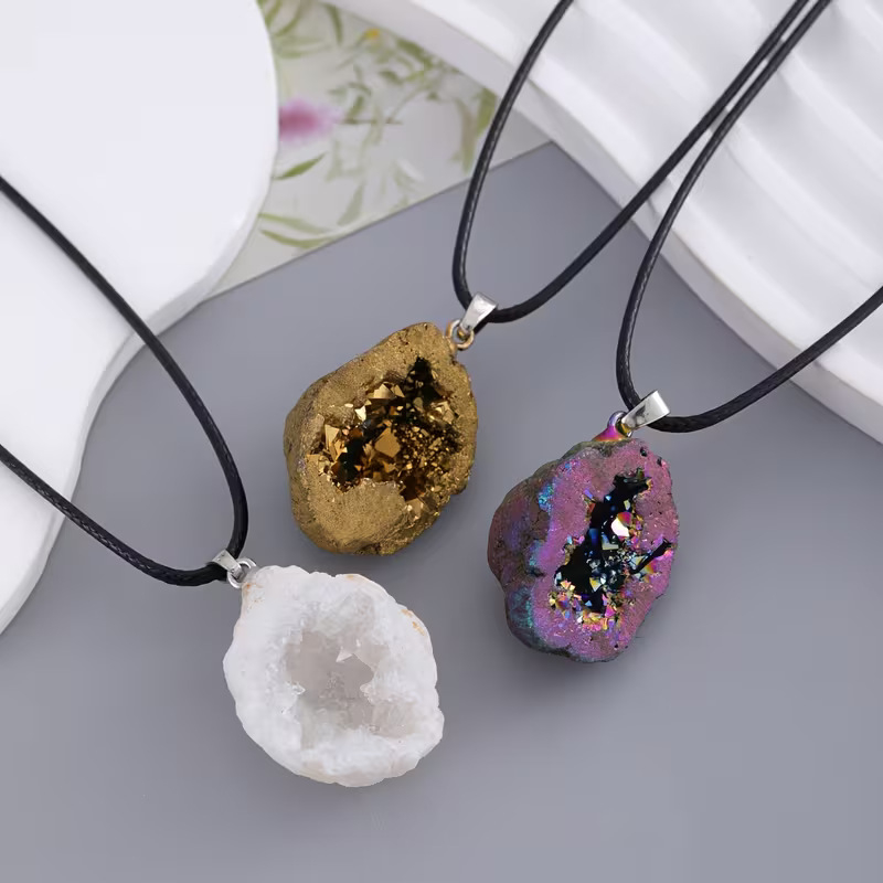 Colier cu cristal alb, fără pietre laterale, stil niche, lansare primăvara 2025.