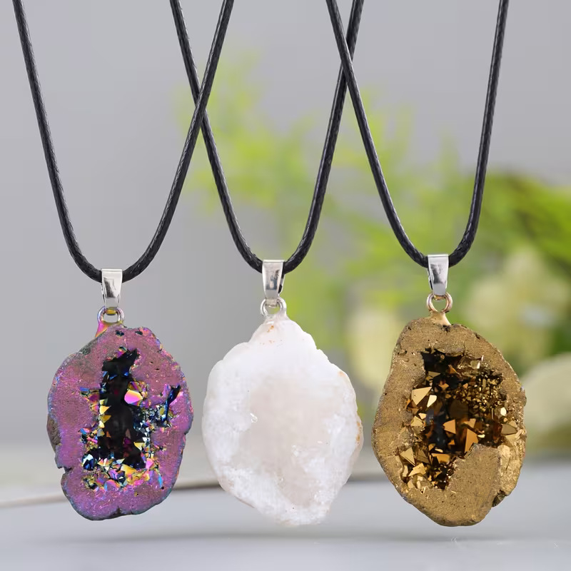 Colier cu cristal alb, fără pietre laterale, stil niche, lansare primăvara 2025.