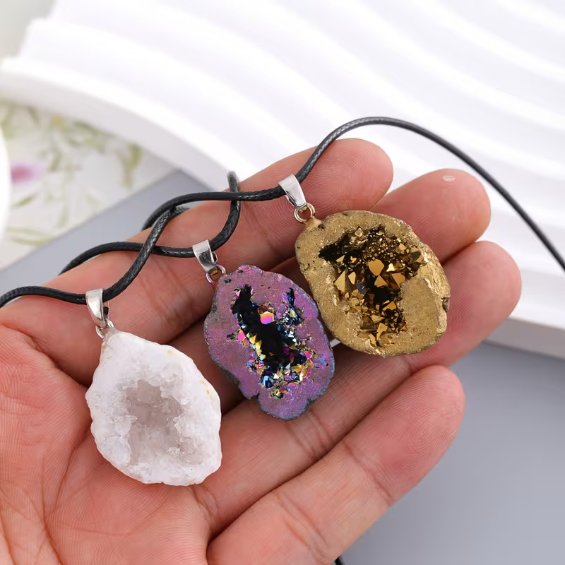 Colier cu cristal alb, fără pietre laterale, stil niche, lansare primăvara 2025.