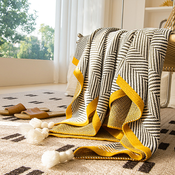 Nordic stílusú kötött plédtakaró nappalikhoz és irodába, akril szálas anyag, csíkos mintázat, 500–799 g, minden szezonban használható.