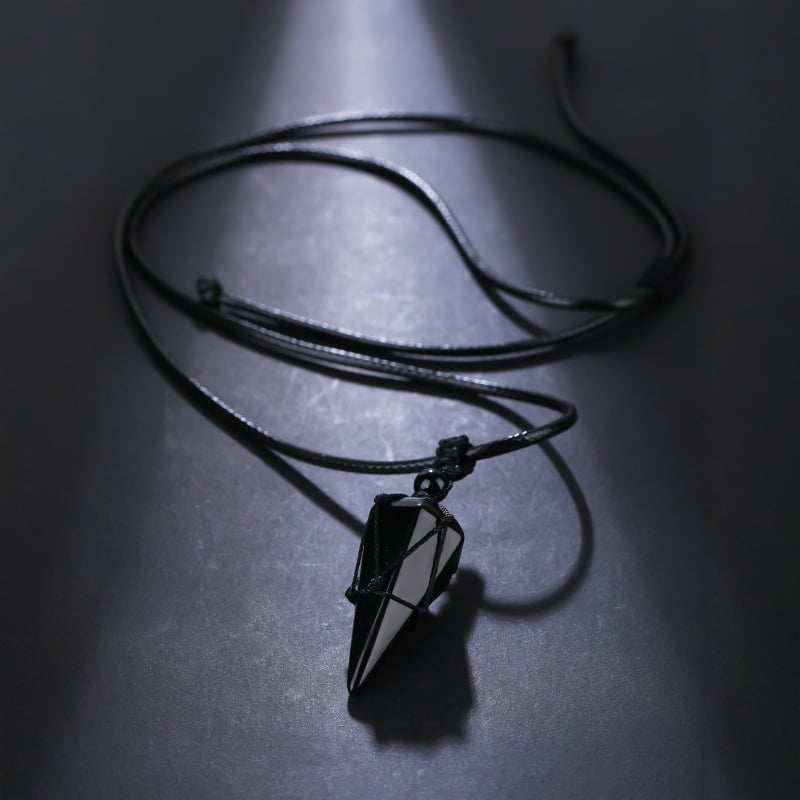 Ogrlica od obsidijana s geometrijskim privjeskom u obliku oktaedarskog romba, vosk konac lanac, unisex