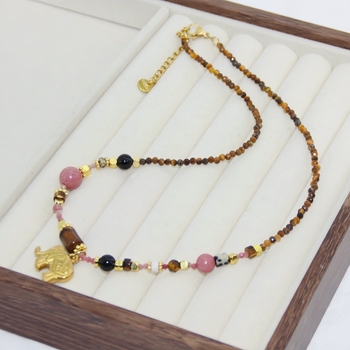 Colier cu pandantiv elefant și mărgele din piatră naturală ochi de tigru, lanț din oțel titan, placare electrolitică