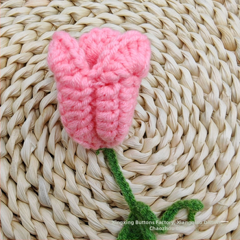 Rankų mezgimo gėlytė, tulipano formos pakabukas kuprinei, tekstilės aksesuaras namams