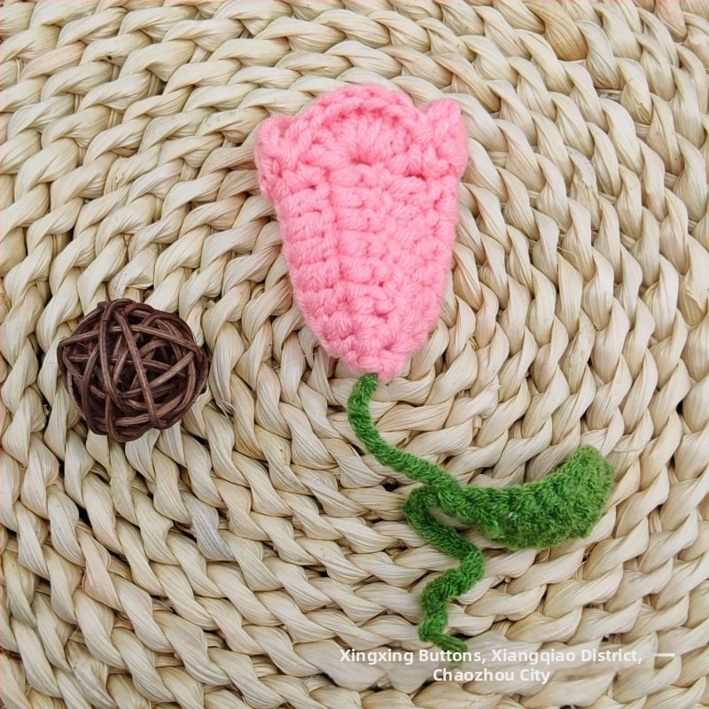 Rankų mezgimo gėlytė, tulipano formos pakabukas kuprinei, tekstilės aksesuaras namams