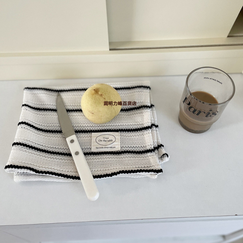 Stolnjak od pletenog flanel materijala, prugasti uzorak, hotelski stil