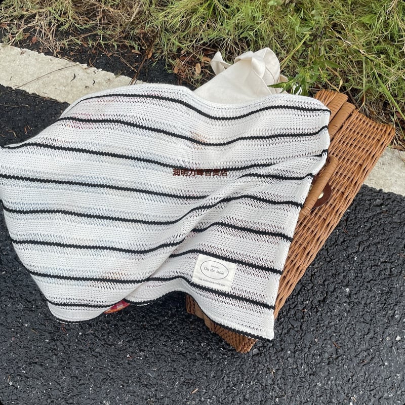 Stolnjak od pletenog flanel materijala, prugasti uzorak, hotelski stil