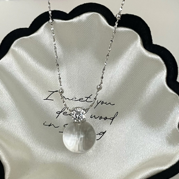 Colier geometric cu aer de lux discret, din argint 925, finisaj polizat, lanț din zale răsucite, pandantiv din argint 925