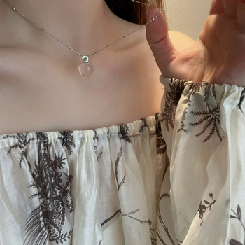 Colier geometric cu aer de lux discret, din argint 925, finisaj polizat, lanț din zale răsucite, pandantiv din argint 925