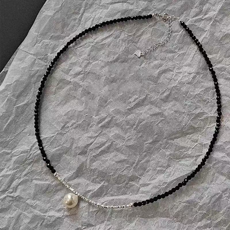 Természetes kő nyaklánc, kézzel készített, szabályos lánccal, medál ötvözetből, súly kb. 15 g