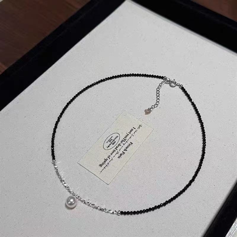 Természetes kő nyaklánc, kézzel készített, szabályos lánccal, medál ötvözetből, súly kb. 15 g