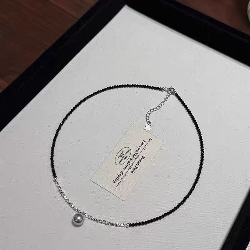 Természetes kő nyaklánc, kézzel készített, szabályos lánccal, medál ötvözetből, súly kb. 15 g