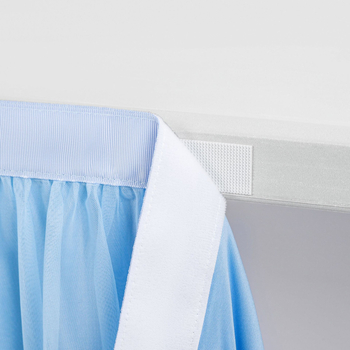 Stolna suknja od najlonske mreže, plisirana, pravokutnog oblika, moderni minimalistički hotelski stil