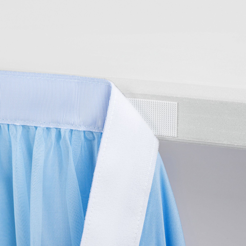 Stolna suknja od najlonske mreže, plisirana, pravokutnog oblika, moderni minimalistički hotelski stil