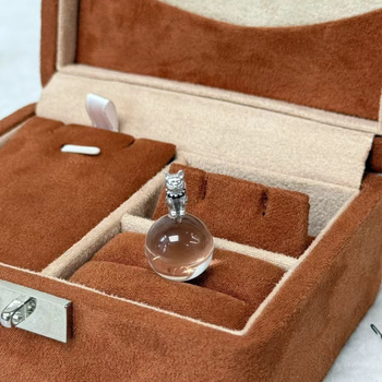 Kaklarota ar kaķēna piekariņu no 925 sudraba, ar kristālu un burbuļu pērlītēm, elegantā stilā