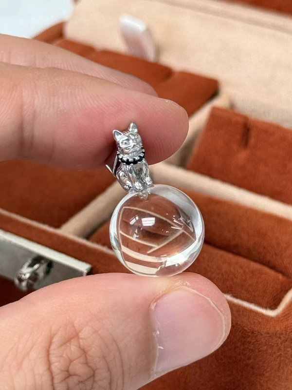 Kaklarota ar kaķēna piekariņu no 925 sudraba, ar kristālu un burbuļu pērlītēm, elegantā stilā