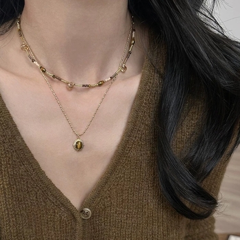 Bakreno slojevito ogrlica s geometrijskim dizajnom, retro stil