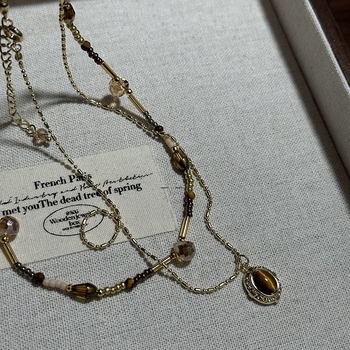 Bakreno slojevito ogrlica s geometrijskim dizajnom, retro stil