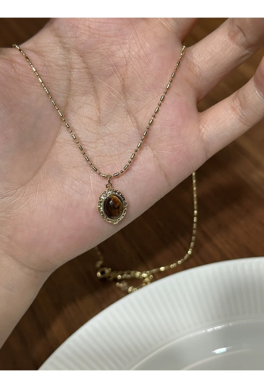 Bakreno slojevito ogrlica s geometrijskim dizajnom, retro stil