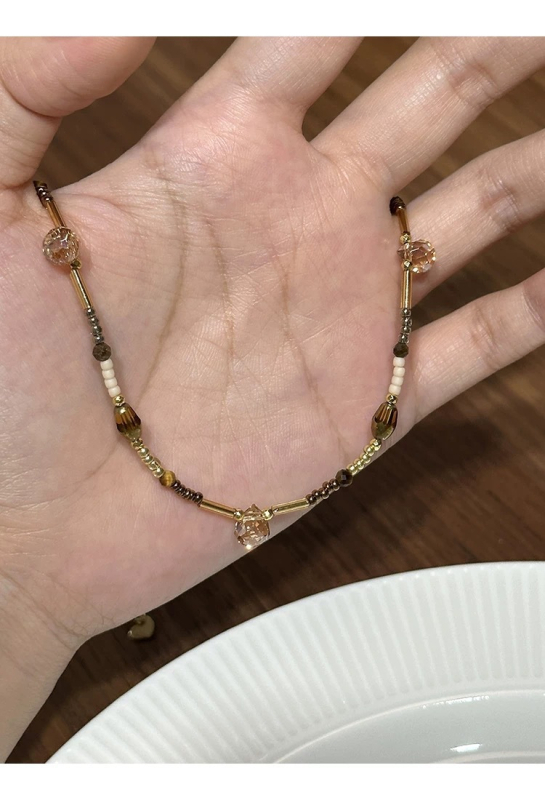 Bakreno slojevito ogrlica s geometrijskim dizajnom, retro stil