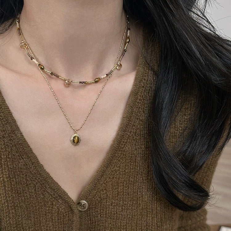 Bakreno slojevito ogrlica s geometrijskim dizajnom, retro stil