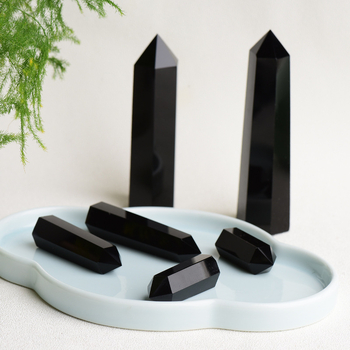 Obszidián hexagonális kristályos oszlop, hegyes csúccsal, titánium kristály