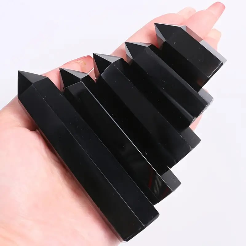 Obszidián hexagonális kristályos oszlop, hegyes csúccsal, titánium kristály