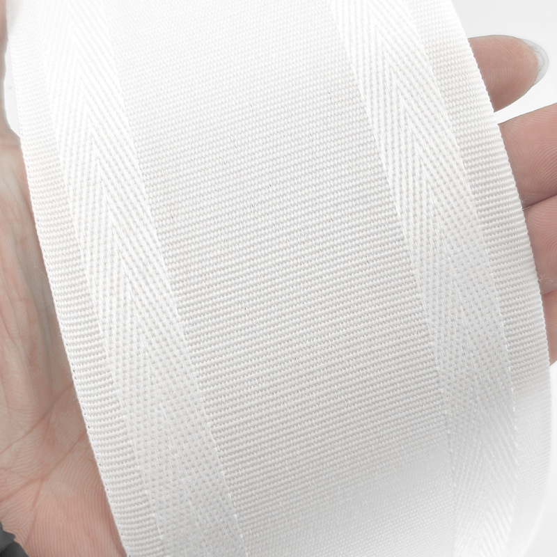 Hongxiang polüestrist kardinatalindi koos õmmeldud lintidega