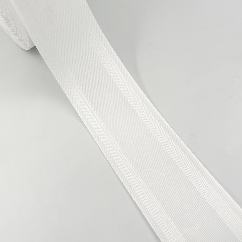 Hongxiang polüestrist kardinatalindi koos õmmeldud lintidega