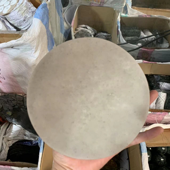 Disc decorativ circular din cochilie naturală fosilă de melc pentru decorul biroului sau al casei; realizat manual; stil simplu și modern