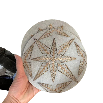 Disc decorativ circular din cochilie naturală fosilă de melc pentru decorul biroului sau al casei; realizat manual; stil simplu și modern