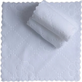 Μικρή τετράγωνη πετσέτα microfiber με δαντελέντο περιθώριο – 90% πολυεστέρας, μονόνημο νήμα, βάρος 140-180 g, απορροφητικότητα 5-10 s, δυνατότητα εκτύπωσης λογότυπου