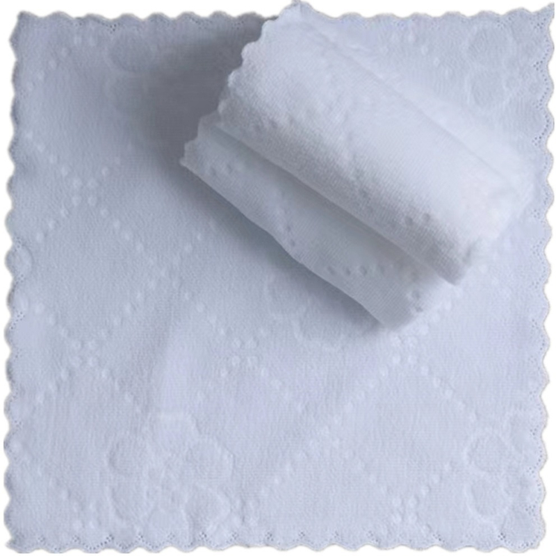 Μικρή τετράγωνη πετσέτα microfiber με δαντελέντο περιθώριο – 90% πολυεστέρας, μονόνημο νήμα, βάρος 140-180 g, απορροφητικότητα 5-10 s, δυνατότητα εκτύπωσης λογότυπου