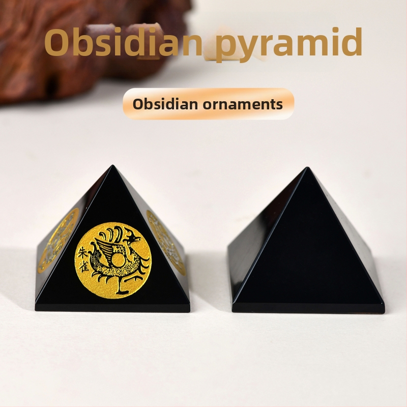 Piramīdas obsidiāna dekors ar četrām dievišķām zvēru motīvām; Materiāls: obsidiāns; Izcelsme: Lianyungang Donghai County; Dizains: piramīda