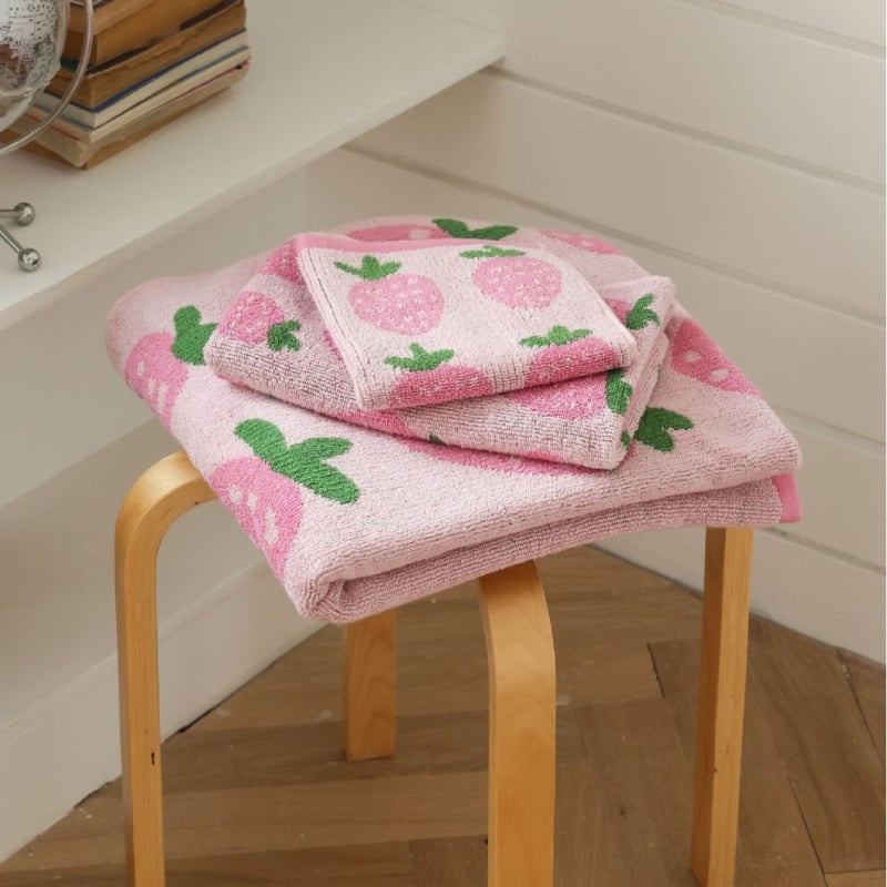 Novi ručnik od 100% pamuka s temom Strawberry Party, nježan prema koži i upija vlagu.