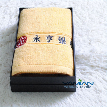 Προωθητική πετσέτα με επιλογή πολλών χρωμάτων, 100% βαμβάκι, 125 g, σε συσκευασία δώρου, εκτυπωμένο λογότυπο, δυνατότητα παραμετροποίησης