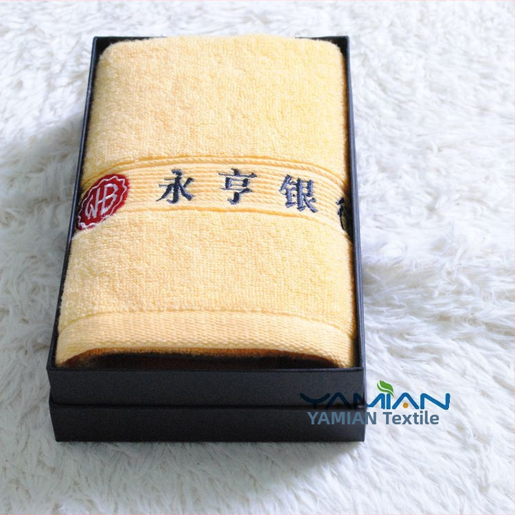 Προωθητική πετσέτα με επιλογή πολλών χρωμάτων, 100% βαμβάκι, 125 g, σε συσκευασία δώρου, εκτυπωμένο λογότυπο, δυνατότητα παραμετροποίησης