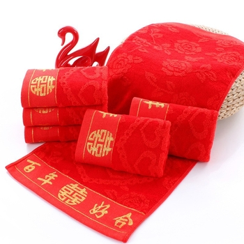 Jacquard esküvői törölköző piros dupla boldogság motívummal és hímzett logóval, bambuszrostból, 100–120 g, 32s fonal, testreszabható