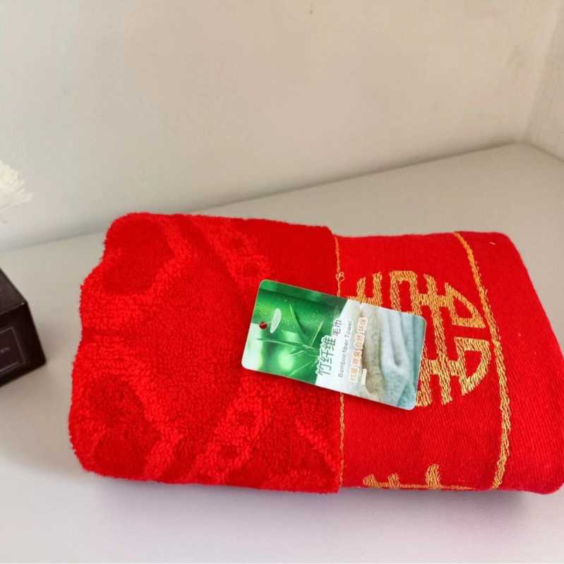 Jacquard esküvői törölköző piros dupla boldogság motívummal és hímzett logóval, bambuszrostból, 100–120 g, 32s fonal, testreszabható