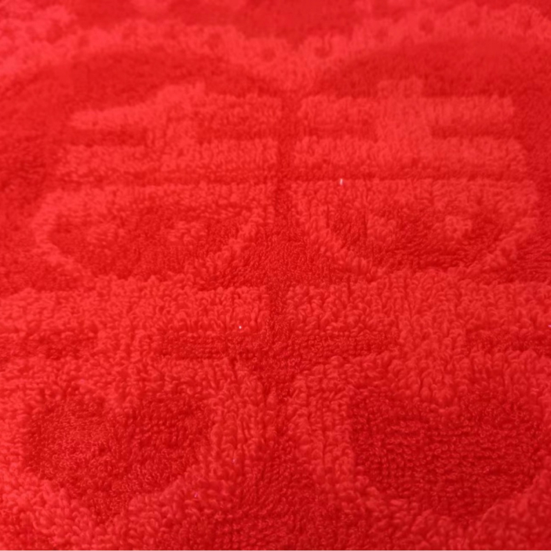 Jacquard esküvői törölköző piros dupla boldogság motívummal és hímzett logóval, bambuszrostból, 100–120 g, 32s fonal, testreszabható