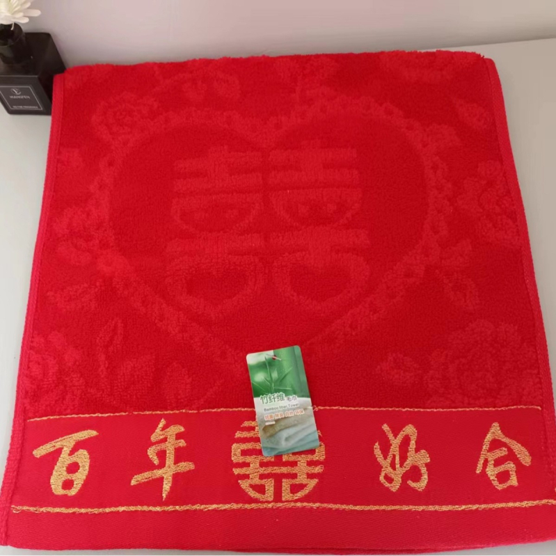 Jacquard esküvői törölköző piros dupla boldogság motívummal és hímzett logóval, bambuszrostból, 100–120 g, 32s fonal, testreszabható