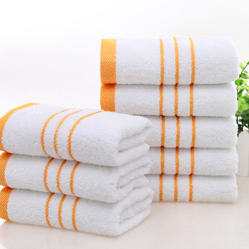 Aranyszegélyes hotelfürdő-törölköző, poliészter-pamut keverék, 65% pamut, egyszerű szövésű, 50–80 g