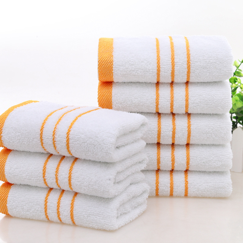 Aranyszegélyes hotelfürdő-törölköző, poliészter-pamut keverék, 65% pamut, egyszerű szövésű, 50–80 g