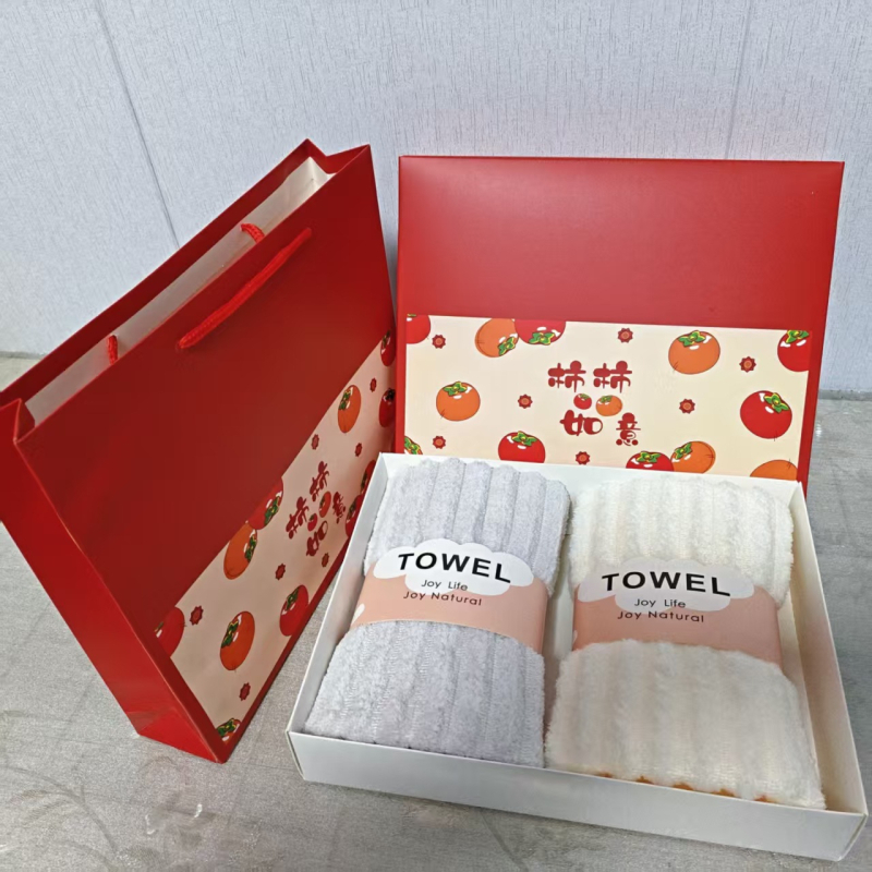 Korall fleece anyagú törölközős ajándékdoboz, 240 g, kevert fonal, logónyomás elérhető, testreszabható