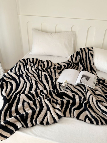 Κορυφαίο καναπε-ριγέ με ζέμπρα, ημι-βελούρ φινίρισμα, Angora ανάμιξη (50% ακρυλικό anti-pilling, 22% βαμβάκι, 28% πολυεστέρας), 600 g/m², Χειμώνας